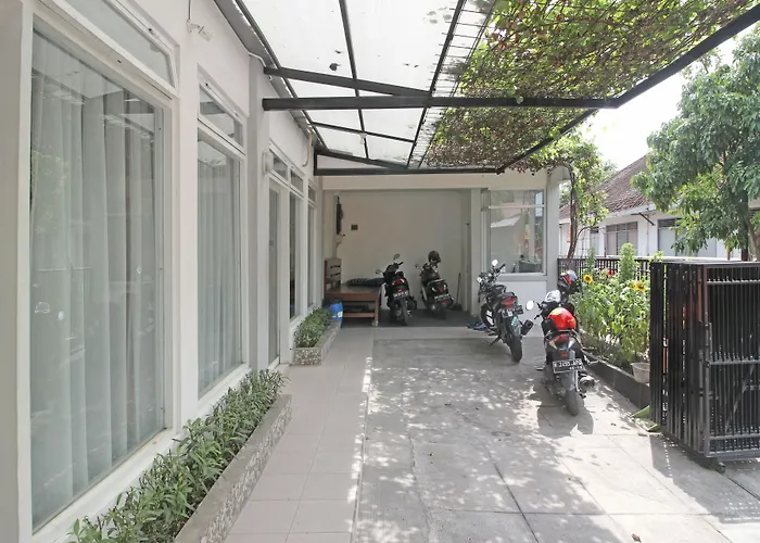 Reddoorz Near Solo Balapan Station Hotel